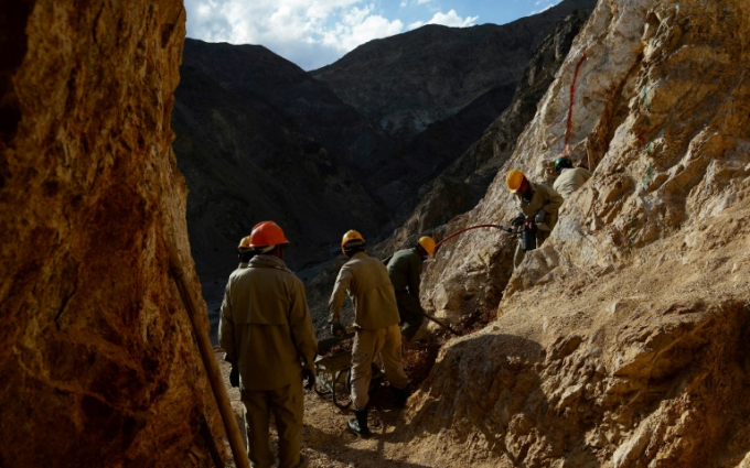 Công nhân người Afghanistan khai quật mỏ vàng ở tỉnh Baghlan. Ảnh: AFP