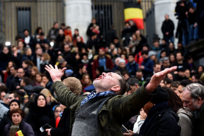 Người dân tụ tập để tưởng nhớ các nạn nhân của vụ đánh bom tàu ​​điện ngầm ở Brussels vào ngày 23 tháng 3 năm 2016. Ảnh: AFP