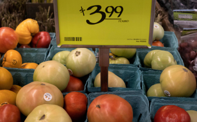  Fruit and vegetables are sold at an area grocery store in Washington, DC. A key U.S. inflation gauge continued to climb in July, as the economy bounces back from last year's downturn. Photo: Getty