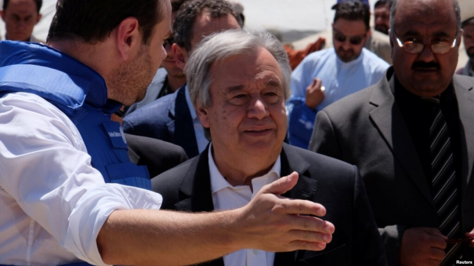 Tổng thư ký Liên Hợp quốc Antonio Guterres thăm một trại tị nạn ở ngoại ô thủ đô Kabul của Afghanistan hôm 14/6. Ảnh: RT