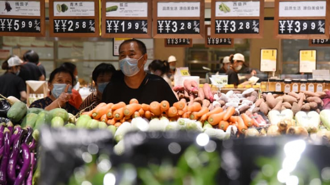 Người dân mua rau tại một siêu thị hôm 9 tháng 9 năm 2021 ở tỉnh Hà Bắc, Trung Quốc. Ảnh: VCG