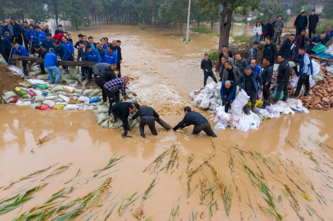 Mưa lũ phá hủy nhiều tuyến giao thông tại tỉnh Sơn Tây. Ảnh: Bloomberg