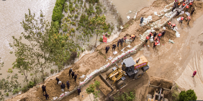 Nhiều tuyến đê kè đang được lực lượng phòng chống lụt bão gia cố khẩn cấp. Ảnh: BBC