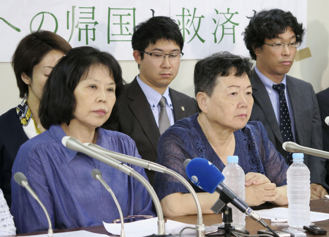 Bà Eiko Kawasaki (phía trước bên phải) và những người đã đào tẩu từ Triều Tiên sang Nhật Bản tổ chức một cuộc họp báo ở thủ đô Tokyo hồi tháng trước. Ảnh: Kyodo