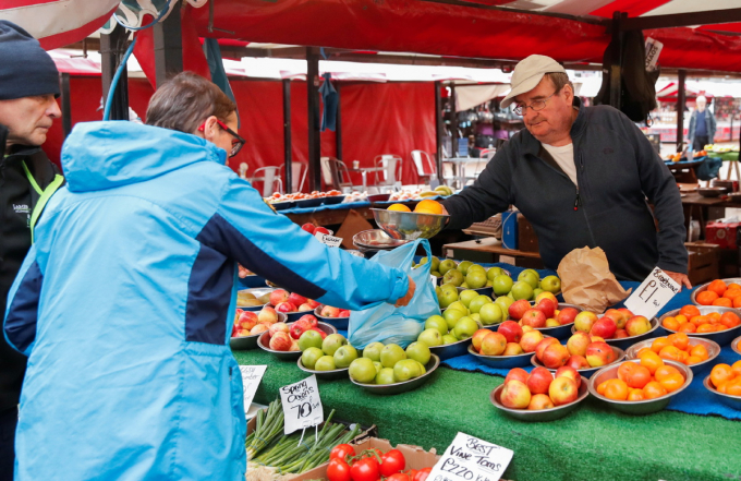 Người tiêu dùng Anh mua trái cây và rau quả tại chợ Northampton ngày 12 tháng 10 năm 2021. Ảnh: Agency