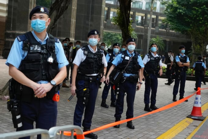 Cảnh sát Hồng Kông ngăn chặn người biểu tình hôm 1/7/2020. Ảnh: CNA