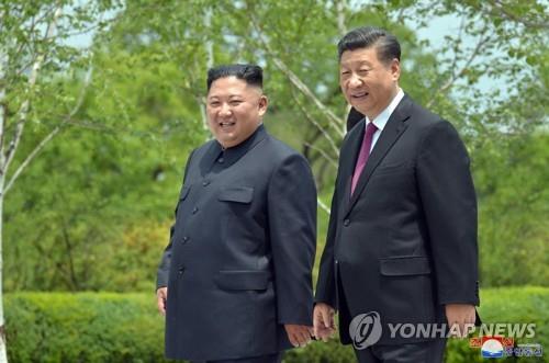 Chủ tịch Trung Quốc Tập Cận Bình và nhà lãnh đạo Triều Tiên Kim Jong-un dạo bộ tại khuôn viên Nhà khách quốc gia Kumsusan ở thủ đô Bình Nhưỡng vào ngày 21 tháng 6 năm 2019. Ảnh: KCNA