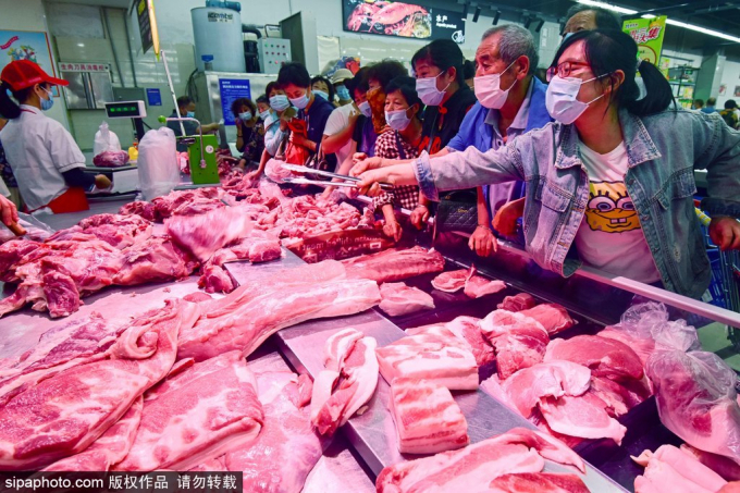 Người dân thành phố Thanh Châu, tỉnh Sơn Đông tranh nhau mua thịt lợn. Ảnh: Chinadaily.