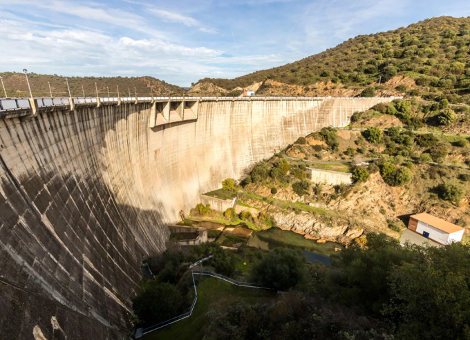 Đập thủy điện và hồ chứa Jose Toran ở Tây Ban Nha. Ảnh: Alamy
