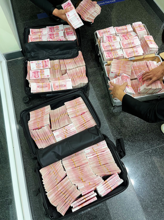 Một trong số các vali tiền mà ông 'Sunwear' bắt nhân viên ngân hàng kiểm đếm bằng tay. Ảnh: Weibo 