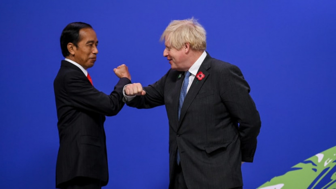 British Prime Minister Boris Johnson greets Joko Widodo, President of Indonesia, on arrival at COP26 World Leaders Summit of the 26th United Nations Climate Change Conference in Glasgow. Photo: Karwai Tang/UK Government