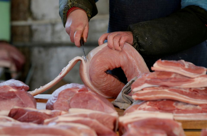 Mặt hàng thịt lợn tiếp tục đà giảm ở Trung Quốc. Ảnh: Reuters