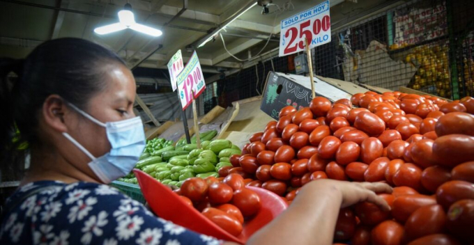 Giá rau xanh cũng tăng mạnh tại nhiều quốc gia do thời tiết bất lợi, khiến người tiêu dùng lao đao. Ảnh: FAO
