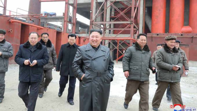 Nhà lãnh đạo Triều Tiên Kim Jong-un đến thăm một nhà máy sản xuất phân bón vào tháng Giêng năm 2020. Ảnh: KCNA/Reuters.