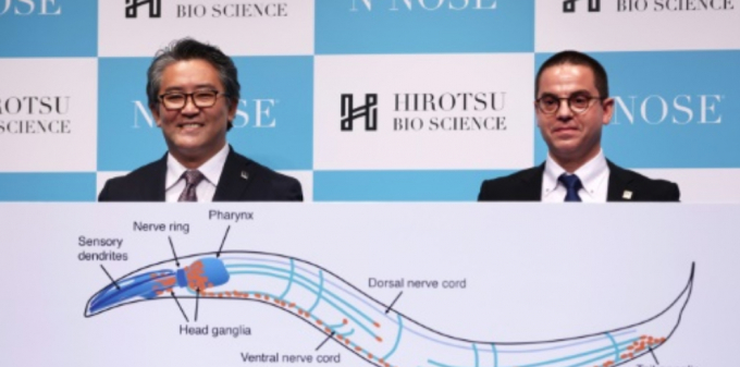 Các chuyên gia công ty công nghệ Nhật Bản Hirotu Bio Sciece trình bày công trình nghiên cứu. Ảnh: AFP.