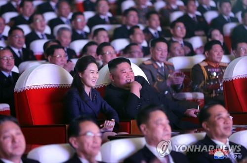 Nhà lãnh đạo Triều Tiên Kim Jong-un và phu nhân đi xem biểu diễn hòa nhạc ở thủ đô Bình Nhưỡng vào ngày 16 tháng 2 năm 2021. Ảnh: Yonhap