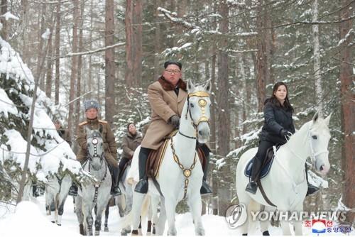 Hình ảnh do hãng thông tấn Trung ương Triều Tiên công bố vào ngày 4 tháng 12 năm 2019 cho thấy, nhà lãnh đạo Triều Tiên Kim Jong-un cùng phu nhân Ri Sol-ju cưỡi ngựa bạch trên núi tuyết Paektu. Ảnh: Yonhap