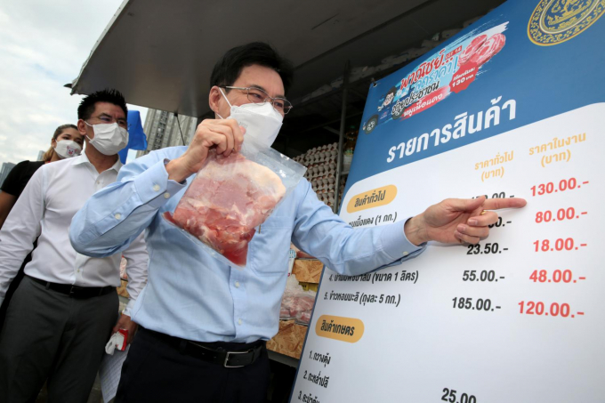  Bộ trưởng Thương mại Jurin tại lễ phát động giảm giá thịt lợn 20% so với giá bán lẻ hiện tại trên thị trường. Ảnh: Chanat Katanyu.