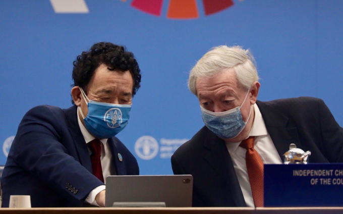 FAO Director-General QU Dongyu (left) and Hans Hoogeven, the Independent Chair of the Council. Photo: FAO