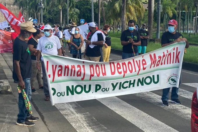 Người dân vùng Guadeloupe và Martinique biểu tình đòi bồi thường bệnh tật do bị phơi nhiễm thuốc trừ sâu chlordecone suốt 15 năm qua. Ảnh: Xavier Chevalier.