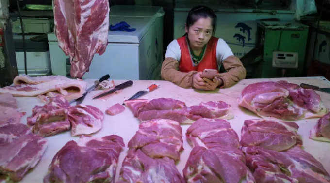Mặt hàng thịt lợn vẫn giảm nhẹ do sức mua yếu tại quốc gia đông dân nhất thế giới là Trung Quốc. Ảnh: Financial Times