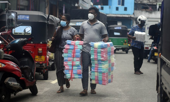 Người dân Sri Lanka mua sắm tron một khu chợ ở thủ đô Colombo hôm 21/6/2021.  Ảnh: Xinhua