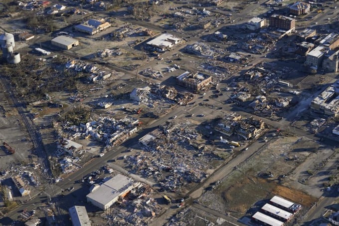 Bức ảnh chụp từ trên cao ghi lại cảnh một nhà máy bị san phẳng ở Mayfield, bang Kentucky hôm 12 tháng 12 năm 2021. Ảnh: AP