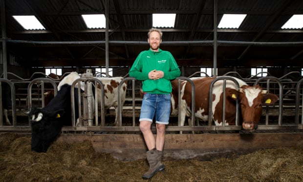 Anh Jaring Brunia, một nông dân nuôi bò sữa ở miền bắc Hà Lan, mong muốn có diện tích đất rộng hơn để chăn thả và xử lý phân. Ảnh: Judith Jockel 