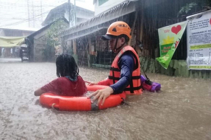 Một nhân viên lực lượng bảo vệ bờ biển cứu hộ người dân trong trận lũ lụt do siêu bão Rai gây ra ở Cagayan de Oro, miền nam Philippines. Ảnh: EPA-EFE