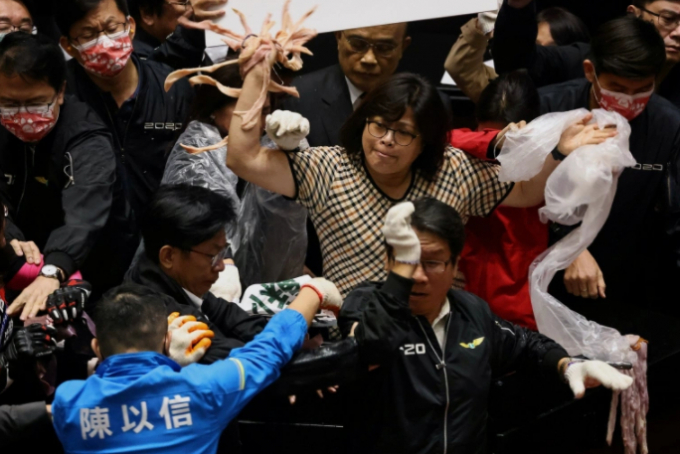 Các nhà lập pháp Đài Loan ném lòng lợn vào nhau trong một cuộc ẩu đả tại trụ sở quốc hội ở Đài Bắc, ngày 27 tháng 11 năm 2020. Ảnh: Reuters