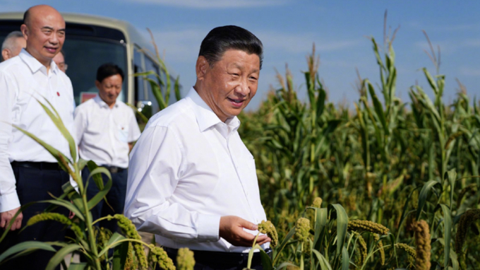 Chủ tịch Trung Quốc Tập Cận Bình nói chuyện với nông dân trong chuyến thị sát cánh đồng cao lương ở ngoại vi thành phố Ngọc Lâm tỉnh Thiểm Tây hồi tháng 9 năm nay. Ảnh: Xinhua