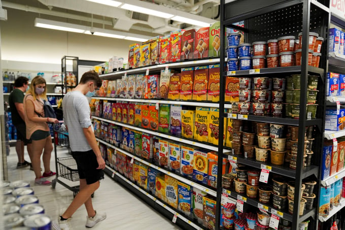 Một số người tiêu dùng đã phản ứng với sự tăng vọt của giá cả thực phẩm bằng cách chuyển sang mua các mặt hàng thay thế giá rẻ hơn. Ảnh: Tân Hoa Xã