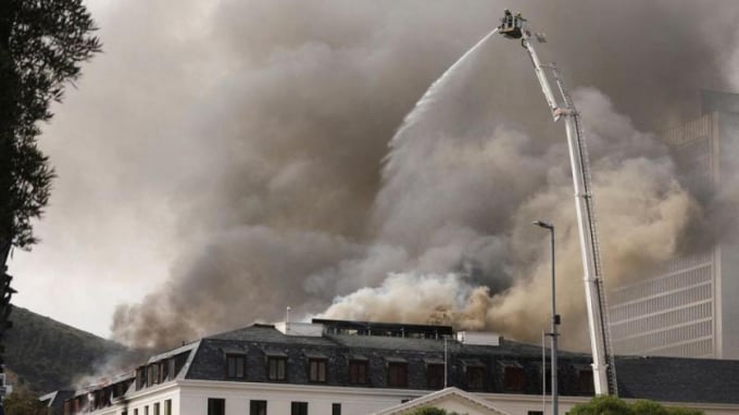 Lực lượng nhân viên cứu hỏa Nam Phi đang cố gắng dập tắt ngọn lửa tái bùng phát trên tầng 4 của Tòa nhà Quốc hội vào hôm thứ Hai. Ảnh: ERN