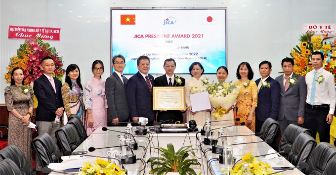  Các đại biểu của JICA Việt Nam và Học viện Nông nghiệp Việt Nam chụp ảnh lưu niệm tại lễ trao giải thưởng hôm 18/1. Ảnh: JC