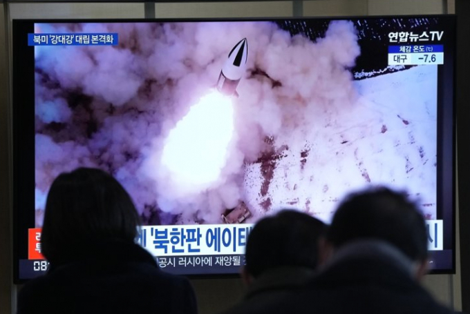 Người dân Hàn Quốc xem TV chiếu hình ảnh vụ phóng tên lửa của Triều Tiên qua một chương trình thời sự tại ga tàu điện ở thủ đô Seoul ngày 20 tháng 1. Ảnh: AP/Yonhap