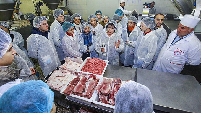 Đại dịch Covid-19 với sự lây nhiễm mạnh của chủng virus mới Omicron tiếp tục khiến ngành chế biến thịt Mỹ lao đao vì khủng hoảng thiếu lao động. Ảnh: Getty 