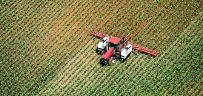 The use of nitrogen-rich fertilizers and their runoff into waterways are major contributors to the growing imbalance of nitrogen and phosphorus. Photo: Getty Images