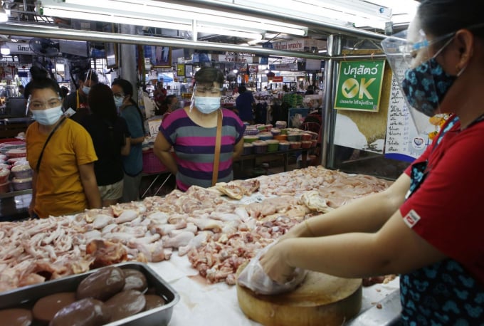 Một quầy hàng bán thịt gà tại chợ Ying Charoen ở thủ đô Bangkok. Ảnh: Apichit Jinakul