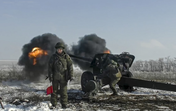 Hình ảnh binh sĩ Nga khai hỏa một dàn pháo do Bộ Quốc phòng Nga công bố hôm 28/1. Ảnh: RT