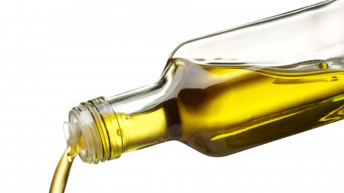 Researchers have recommended replacing other kinds of fat with olive oil. Photo: iStock
