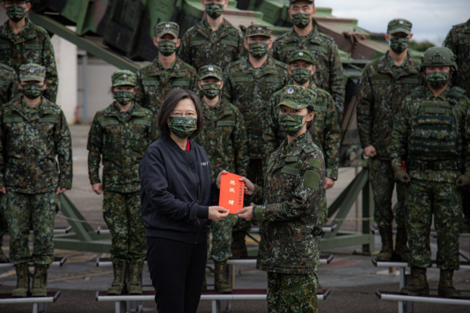 Hình ảnh nhà lãnh đạo Đài Loan Thái Anh Văn chúc  tết binh sỹ tại căn cứ không quân hôm mùng Một Tết. Ảnh: CNA