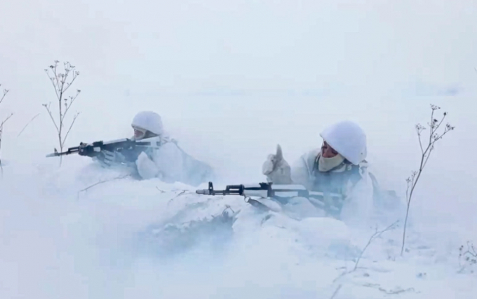 Các binh sĩ Nga tập trận tại bãi huấn luyện Yurginsky ở vùng Kemerovo. Ảnh:  AP