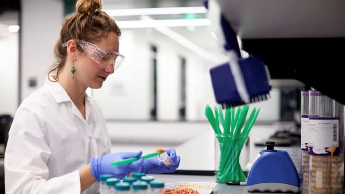 A Pivot Bio scientist prepares samples of treated corn seed in Berkeley, California, U.S., April 24, 2021. Picture taken April 24, 2021. Photo: RT