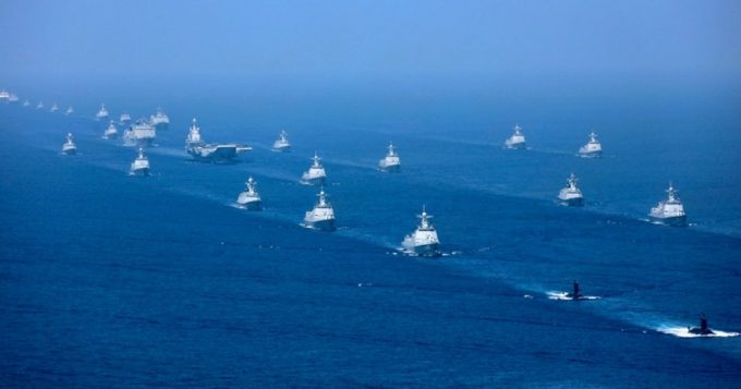 Đội tàu của Hải quân Trung Quốc tuần tiễu trên biển Hoa Nam. Ảnh: AP