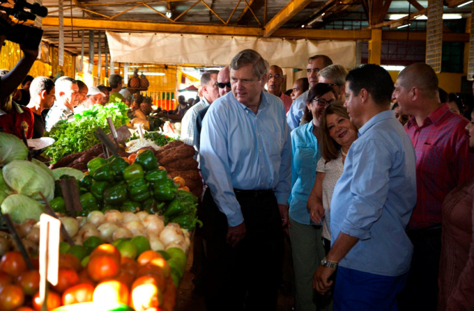 Bộ trưởng Nông nghiệp Mỹ Tom Vilsack thăm chợ nông sản địa phương ở thủ đô Havana, Cuba. Ảnh: USDA.
