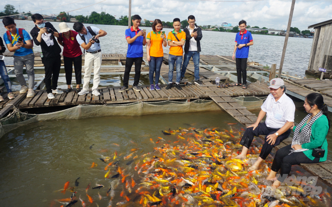 Du khách tham quan bè nuôi cá trên sông Hậu, Cần Thơ. Ảnh: NB.