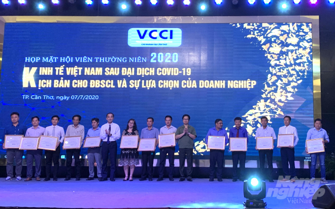 VCCI trao chứng nhận hội viên cho 87 doanh nghiệp, nâng tổng số lên 1.000 hội viên VCCI vùng ĐBSCL. Ảnh: HĐ.