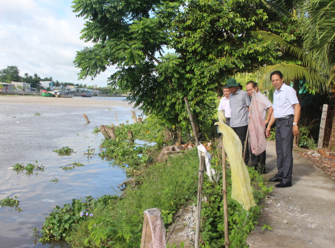 Đoàn cơ quan chức năng TP Cần Thơ khảo sát, tìm biện pháp xử lý sạt lở bờ sông Ô Môn. Ảnh: BVT.