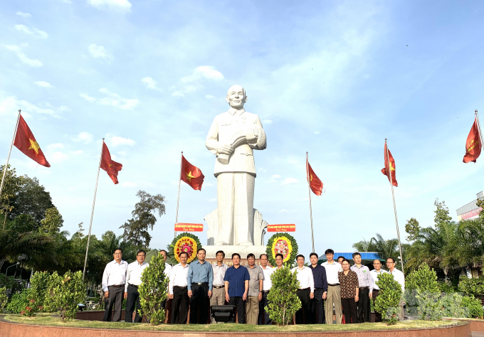 Đoàn công tác của Bộ NN-PTNT cùng lãnh đạo tỉnh Sóc Trăng viếng tượng đài GS Lương Định Của. Ảnh: HĐ.