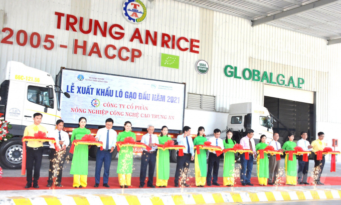 Thứ trưởng Lê Quốc Doanh cắt băng phát lệnh xuất phát xe chở lô gạo xuất khẩu đầu tiên năm 2021. Ảnh: Ngọc Thắng.